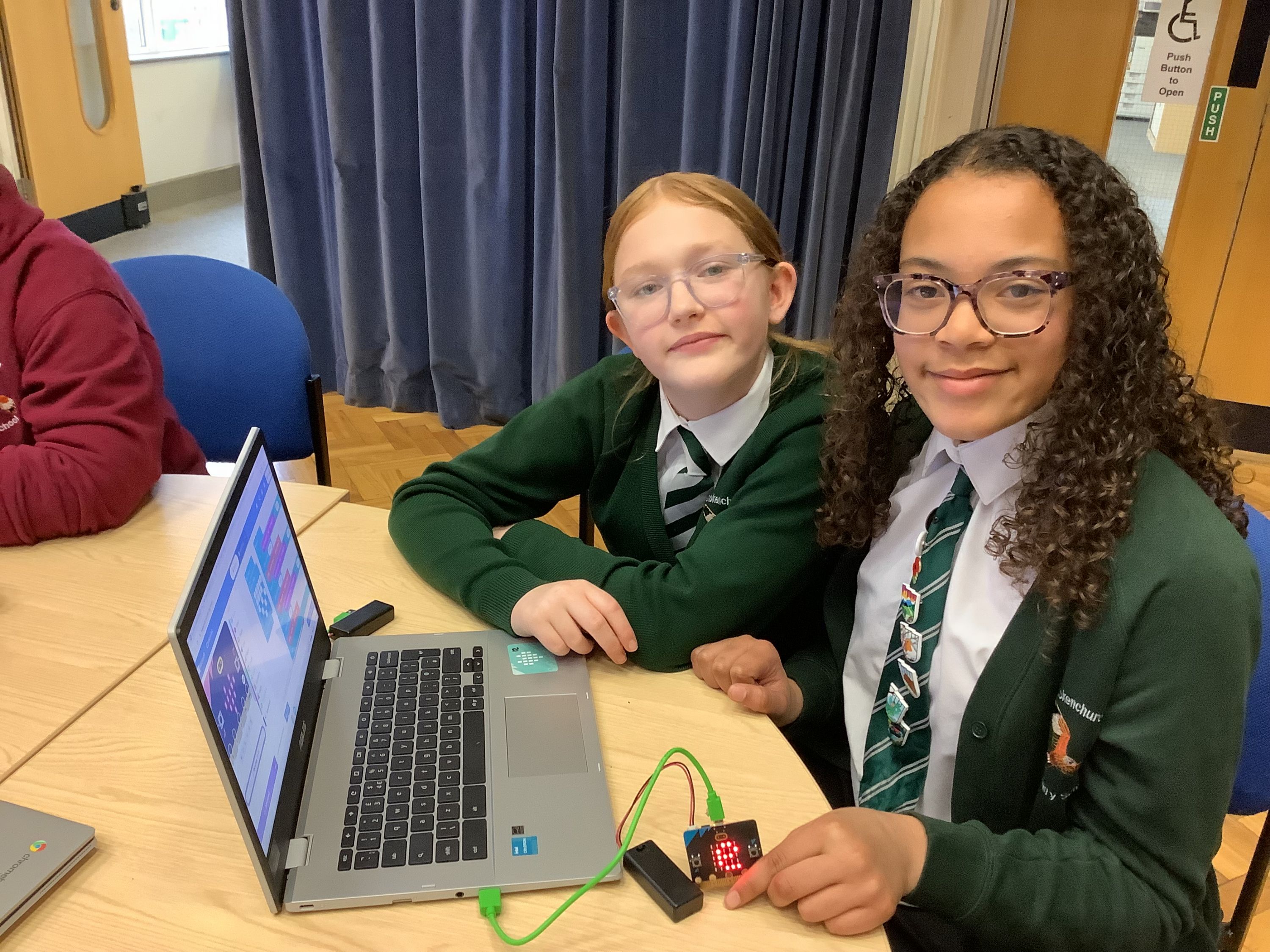 2 children coding a micro:bit