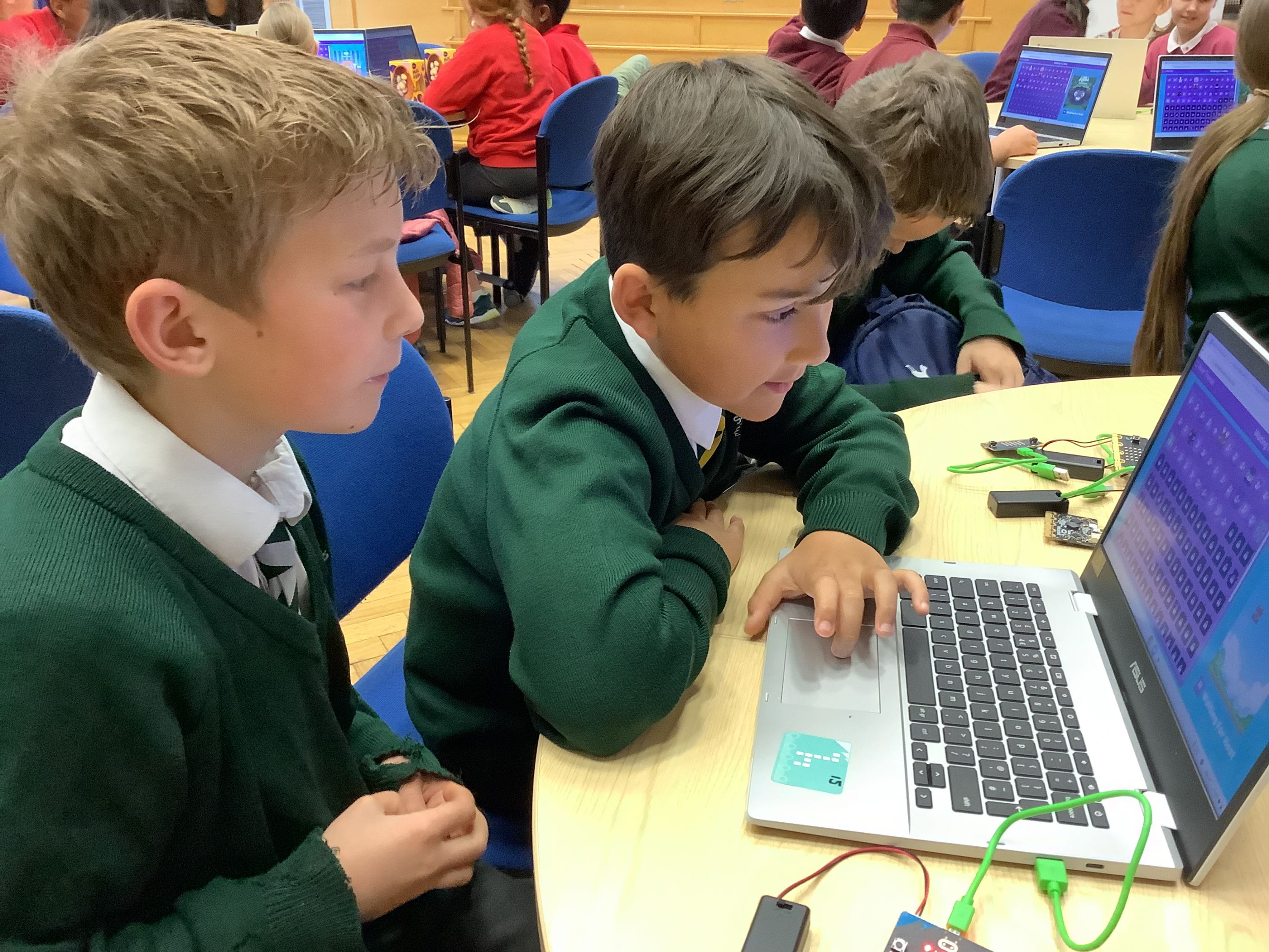 2 children coding a micro:bit